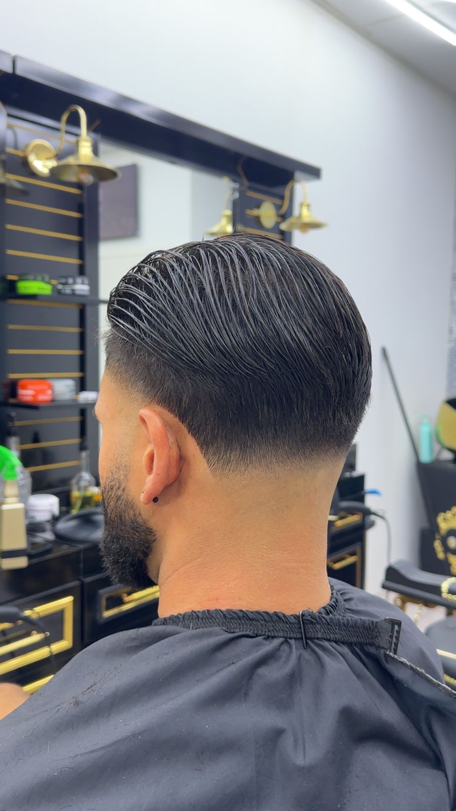 Slick back met lage taper fade, in de zaak