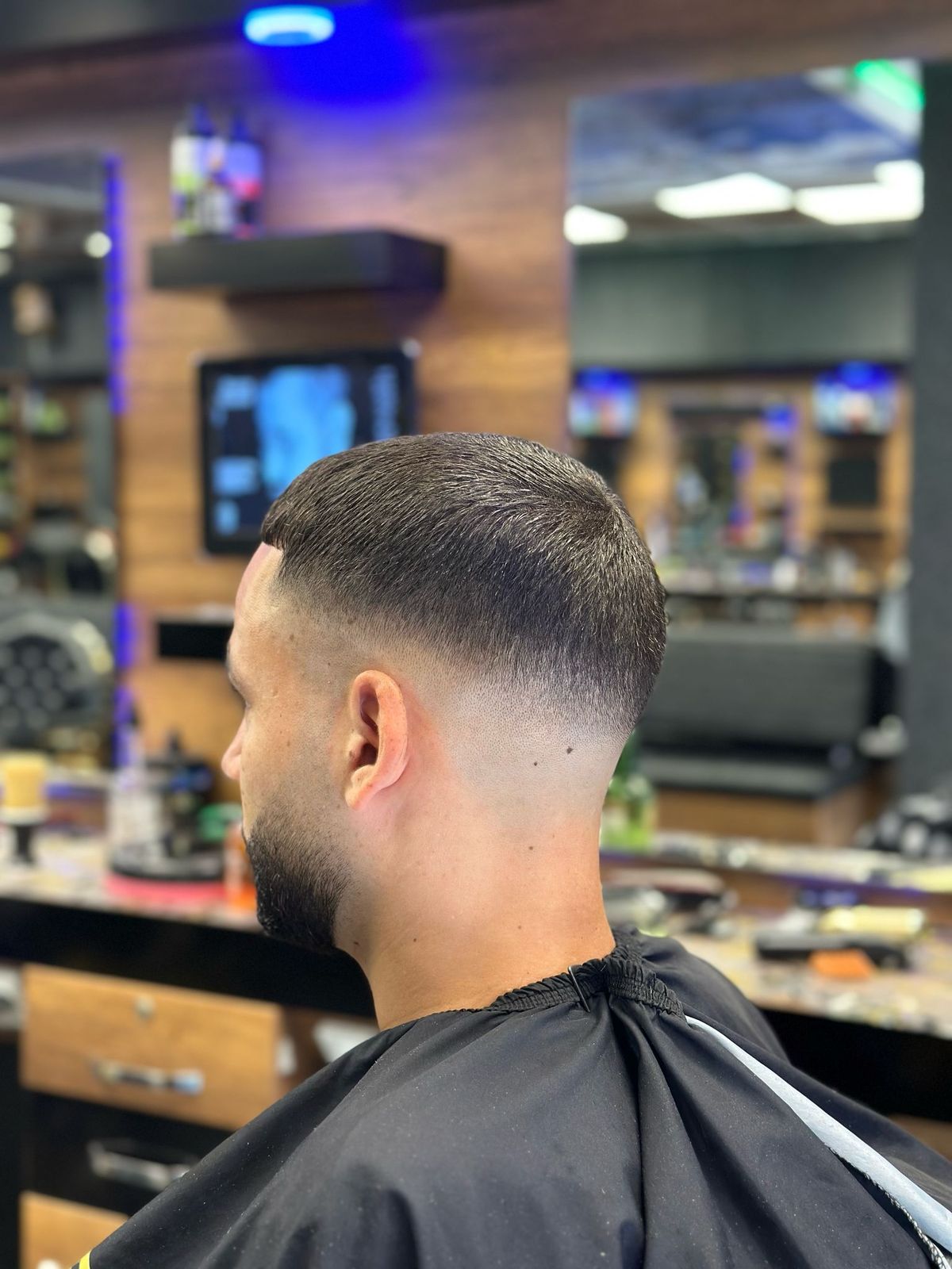 Crop met skin fade en baardlijn