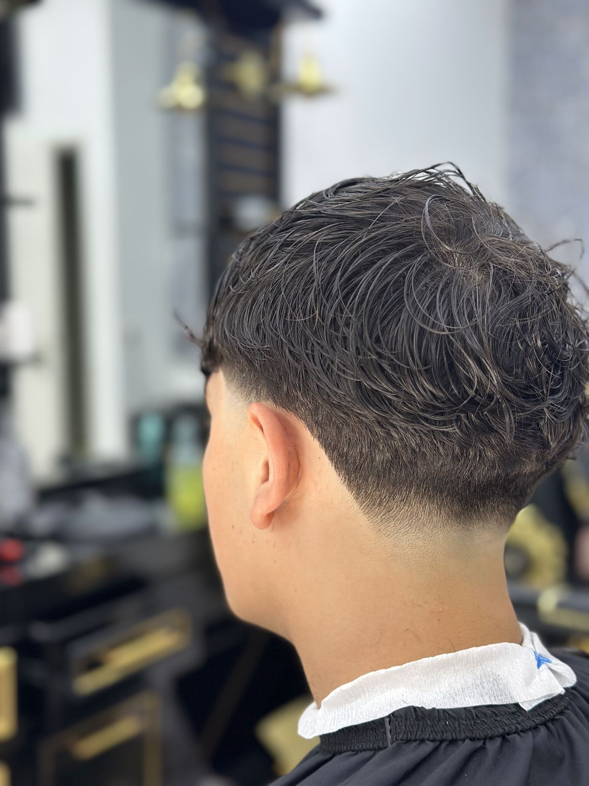 Krullen met taper fade in de zaak